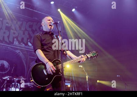 Madison, USA. 27.. Februar 2022. Jeff DaRosa von Dropkick Murphys am 27. Februar 2022 auf der Sylvee in Madison, Wisconsin (Foto: Daniel DeSlover/Sipa USA) Quelle: SIPA USA/Alamy Live News Stockfoto