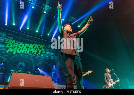 Madison, USA. 27.. Februar 2022. Ken Casey und James Lynch von Dropkick Murphys am 27. Februar 2022 auf der Sylvee in Madison, Wisconsin (Foto: Daniel DeSlover/Sipa USA) Quelle: SIPA USA/Alamy Live News Stockfoto