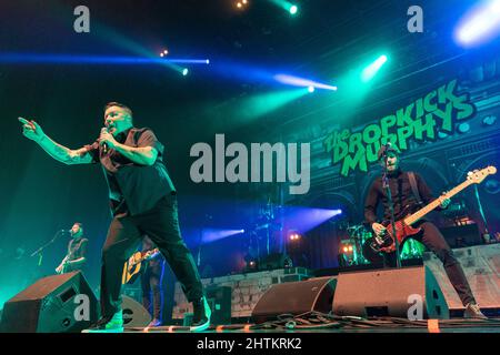 Madison, USA. 27.. Februar 2022. Tim Brennan, Ken Casey und Kevin Rheault von Dropkick Murphys am 27. Februar 2022 auf der Sylvee in Madison, Wisconsin (Foto: Daniel DeSlover/Sipa USA) Quelle: SIPA USA/Alamy Live News Stockfoto