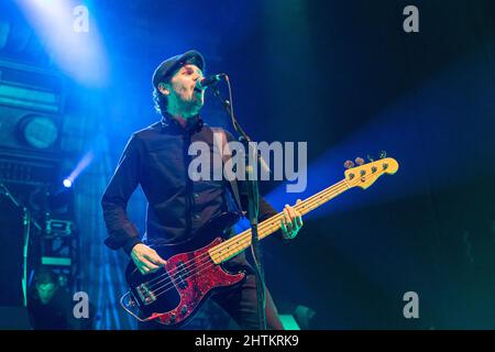 Madison, USA. 27.. Februar 2022. Kevin Rheault von Dropkick Murphys am 27. Februar 2022 auf der Sylvee in Madison, Wisconsin (Foto: Daniel DeSlover/Sipa USA) Quelle: SIPA USA/Alamy Live News Stockfoto