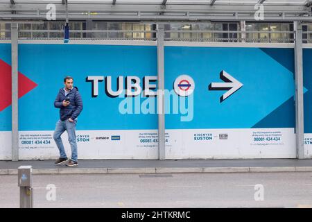 London, Großbritannien, 1.. März 2022. Ein Mann kommt an einem Schild vorbei, das die Richtung für die U-Bahn angibt. Touristen und Pendler fanden an diesem Nachmittag alternative Wege, um ihre Reise mit dem Bus, Taxi oder Fahrrad zu beenden, während ein U-Bahn-Streik alle Dienste betrafen. Bei dem von der RMT-Union ausgerufenen Streik wegen Drohungen von 600 Arbeitsplatzverlusten und Kürzungen der Altersversorgung mussten 10.000 Mitarbeiter aus dem Amt gehen. Kredit: Elfte Stunde Fotografie/Alamy Live Nachrichten Stockfoto