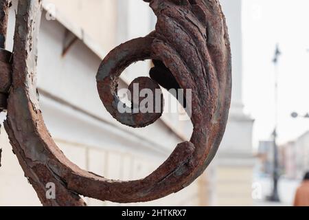 Geschmiedete rostige Dekoration, äußere Details eines alten Wohnhauses in St. Petersburg, Russland Stockfoto