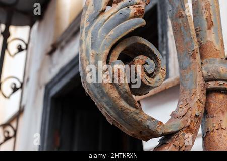 Geschmiedetes Metalldekor-Element, rostige Dekorationsdetails eines alten Wohnhauses in St. Petersburg, Russland Stockfoto