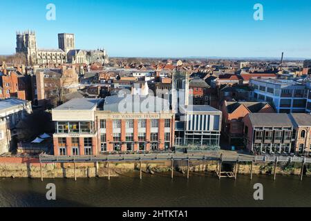 Das York Minster hat einen Blick über die Dächer des Stadtzentrums Stockfoto