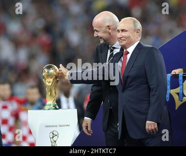 firo : 07/15/2018, Moskau, Fußball, Fußball, Nationalmannschaft, WM 2018 in Russland, Russland, WM 2018 in Russland, Russland, WM 2018 Russland, Russland, Finale, Finale, Frankreich - Kroatien, 4: 2, Siegerehrung, FIFA-Präsident INFANTINO mit WM-Trophäe, rechts Vladimir PUTIN Stockfoto