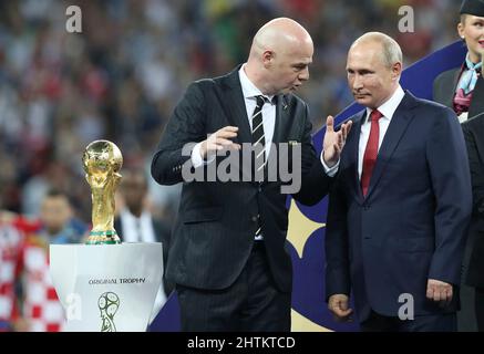 firo : 07/15/2018, Moskau, Fußball, Fußball, Nationalmannschaft, WM 2018 in Russland, Russland, WM 2018 in Russland, Russland, WM 2018 Russland, Russland, Finale, Finale, Frankreich - Kroatien, 4: 2, Preisverleihung, Frankreich ist Weltmeister 2018 FIFA-Präsident Giovanni INFANTINO, Wladimir Vladimirowitsch Putin, Präsident der Russischen Föderation, Geste, Geste, WM-Trophäe Stockfoto