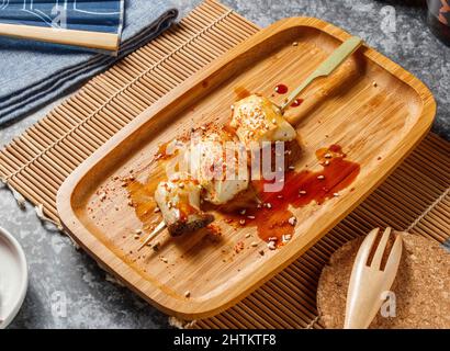 Sauce King gegrillte Austernpilze Sticks in Holzschale isoliert Mate und grauen Hintergrund Draufsicht Stockfoto
