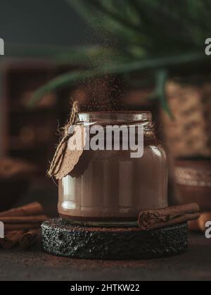 Köstliche Schokoladenmilch. Milchshake-Schokolade. Gesunde Ernährung. Milchgetränk. Stockfoto
