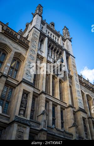 Die Maughan Library mit dem Clocktower ist die wichtigste universitäre Forschungsbibliothek des King's College London und Teil des Strand Campus, London, Stockfoto