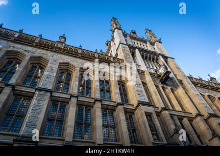 Die Maughan Library mit dem Clocktower ist die wichtigste universitäre Forschungsbibliothek des King's College London und Teil des Strand Campus, London, Stockfoto