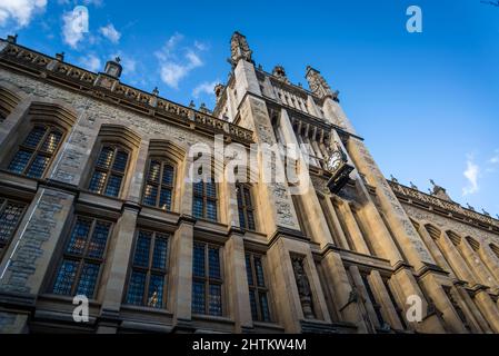 Die Maughan Library mit dem Clocktower ist die wichtigste universitäre Forschungsbibliothek des King's College London und Teil des Strand Campus, London, Stockfoto