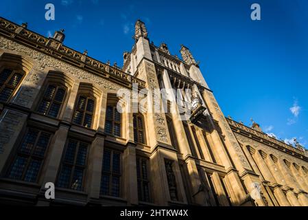 Die Maughan Library mit dem Clocktower ist die wichtigste universitäre Forschungsbibliothek des King's College London und Teil des Strand Campus, London, Stockfoto