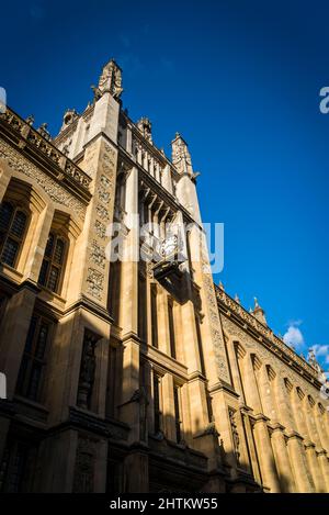 Die Maughan Library mit dem Clocktower ist die wichtigste universitäre Forschungsbibliothek des King's College London und Teil des Strand Campus, London, Stockfoto