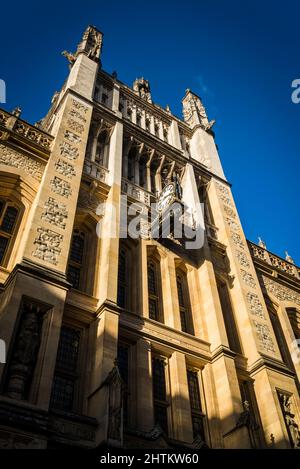 Die Maughan Library mit dem Clocktower ist die wichtigste universitäre Forschungsbibliothek des King's College London und Teil des Strand Campus, London, Stockfoto