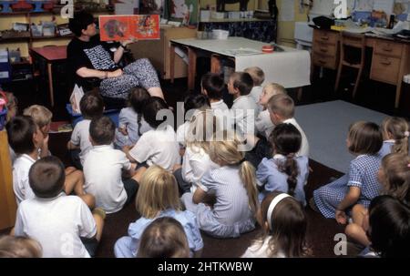 Grundschüler haben Storytime mit Lehrer Stockfoto