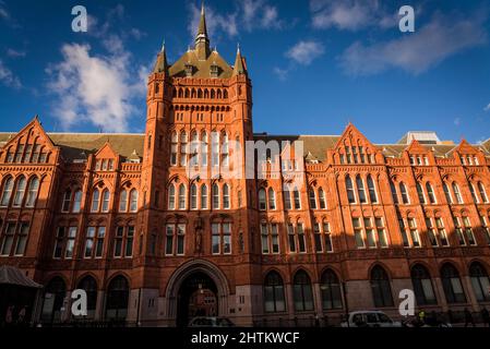 Holborn Bars, auch bekannt als Prudential Assurance Building, ist ein großes rotes viktorianisches Terrakotta-Gebäude auf Holborn London, England, Großbritannien Stockfoto