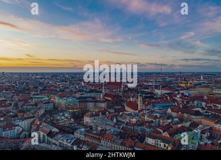 Luftaufnahme von München mit Frauenkirche und Petersdom im Zentrum. München, Deutschland Stockfoto