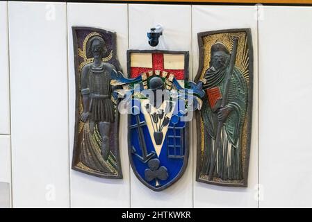 Wappen in der ratskammer im Civic Center of Southend am Sea Borough Council, Essex, Großbritannien. Wappentier Civic Arms Stockfoto