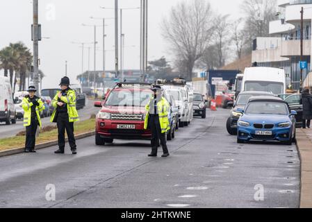 Die Polizei, die Prinz von Wales und die Herzogin von Cornwall für den Besuch der Stadt in Southend on Sea, Essex, Großbritannien, sicherstellt. Verkehr gehalten Stockfoto
