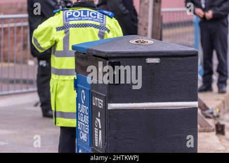 Die Polizei, die Prinz von Wales und die Herzogin von Cornwall für den Besuch der Stadt in Southend on Sea, Essex, Großbritannien, sicherstellt. Versiegelter Behälter Stockfoto