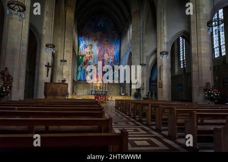 St Alban's Church mit dem Wandbild der Heiligen Dreifaltigkeit für die Ostwand (1966)., Holborn, London, England, UK Stockfoto