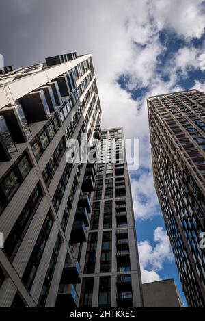 Neues Luxus-Mischnutzungsgebäude mit Wohnungen, Büro- und Einzelhandelsflächen, Southbank Place, London, England, Großbritannien Stockfoto