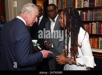 Der Prinz von Wales spricht mit dem Schauspieler David Harewood und der Komponistin Shirley Thompson, als er einen Empfang für Unterstützer der Powerlist im Clarence House in London veranstaltet. Bilddatum: Dienstag, 1. März 2022. Stockfoto