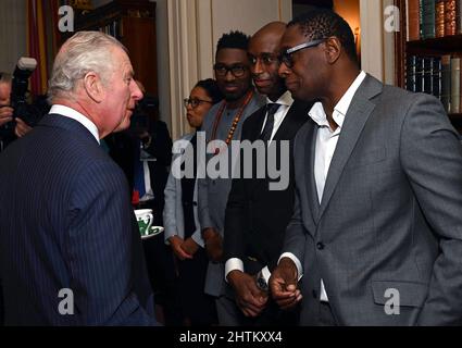 Der Prinz von Wales spricht mit Kwame Kwai Armah (2. links) und David Harewood (rechts), als er einen Empfang für Unterstützer der Powerlist im Clarence House in London veranstaltet. Bilddatum: Dienstag, 1. März 2022. Stockfoto