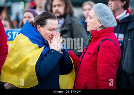 Nach der russischen Invasion in die Ukraine versammeln sich die Menschen auf dem Hügel in Edinburgh zur Mahnwache „Solidarität mit der Ukraine“. Bilddatum: Dienstag, 1. März 2022. Stockfoto