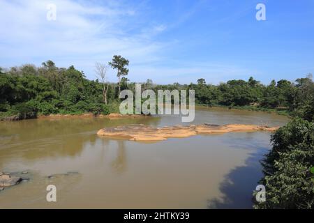 Schöne Landschaftsansicht eines Kalu Ganga Flusses (Black River) in Sri Lanka Stockfoto