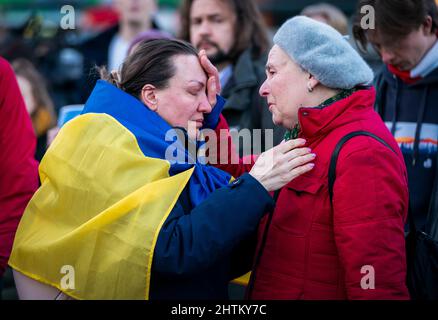 Nach der russischen Invasion in die Ukraine versammeln sich die Menschen auf dem Hügel in Edinburgh zur Mahnwache „Solidarität mit der Ukraine“. Bilddatum: Dienstag, 1. März 2022. Stockfoto