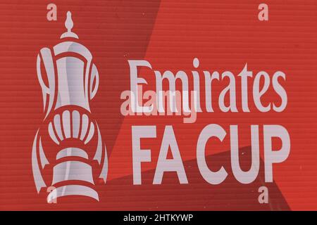 Middlesbrough, Großbritannien. 01. März 2022. Emirates FA Cup-Logo auf dem Platz in Middlesbrough, Großbritannien am 3/1/2022. (Foto von Mark Cosgrove/News Images/Sipa USA) Quelle: SIPA USA/Alamy Live News Stockfoto