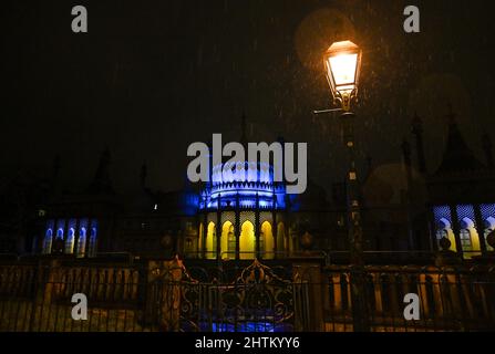 Brighton UK 1. March 2022 - der Königliche Pavillon in Brighton leuchtet blau und gelb, um die Ukraine zu unterstützen, nachdem sie letzte Woche von Russland überfallen wurden : Credit Simon Dack / Alamy Live News Stockfoto