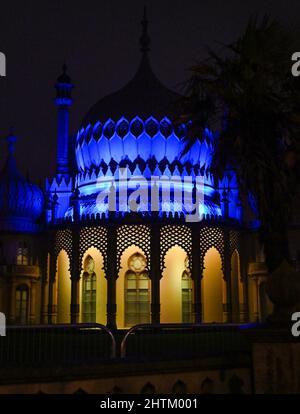 Brighton UK 1. March 2022 - der Königliche Pavillon in Brighton leuchtet blau und gelb, um die Ukraine zu unterstützen, nachdem sie letzte Woche von Russland überfallen wurden : Credit Simon Dack / Alamy Live News Stockfoto