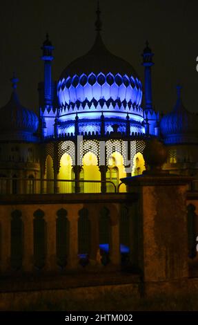 Brighton UK 1. March 2022 - der Königliche Pavillon in Brighton leuchtet blau und gelb, um die Ukraine zu unterstützen, nachdem sie letzte Woche von Russland überfallen wurden : Credit Simon Dack / Alamy Live News Stockfoto