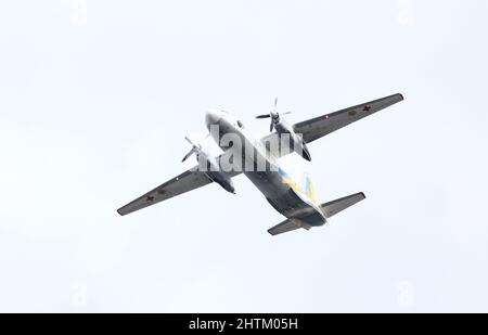 Kiew, Ukraine - 24. August 2021: Antonov an-26 Vita der ukrainischen Luftwaffe im Himmel über Kiew während der Parade zum Unabhängigkeitstag der Ukraine Stockfoto