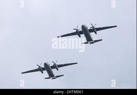 Kiew, Ukraine - 24. August 2021: Antonov an-26 Flugzeuge der ukrainischen Luftwaffe fliegen über Kiew während der Parade zum Unabhängigkeitstag der Ukraine Stockfoto