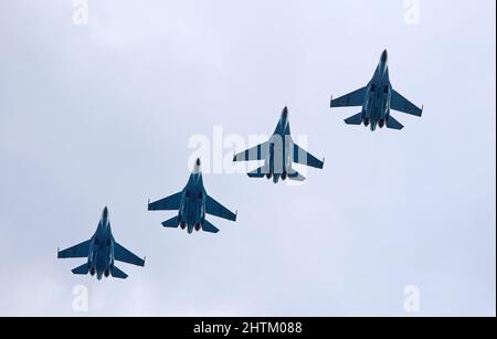 Kiew, Ukraine - 24. August 2021: Su-27-Flanker-Flugzeuge der ukrainischen Luftwaffe im Himmel über Kiew während der Parade zum Unabhängigkeitstag der Ukraine Stockfoto