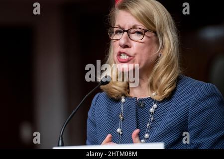 Washington, Vereinigte Staaten Von Amerika. 01. März 2022. Heather Conley, Präsidentin des German Marshall Fund of the United States, erscheint am Dienstag, den 1. März 2022, vor einer Anhörung des Senatsausschusses für bewaffnete Dienste, um die globalen Sicherheitsherausforderungen und -Strategien im Dirksen Senate Office Building in Washington, DC, zu untersuchen. Quelle: Rod Lampey/CNP/Sipa USA Quelle: SIPA USA/Alamy Live News Stockfoto