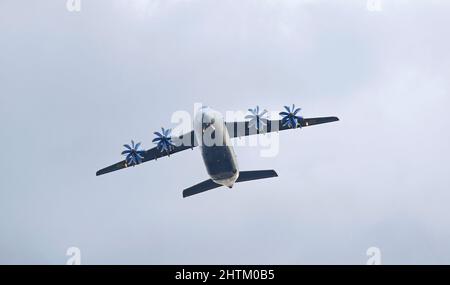 Kiew, Ukraine - 24. August 2021: Antonov an-70 Flugzeug am Himmel über Kiew während der Ukraine Independence Day Parade Stockfoto