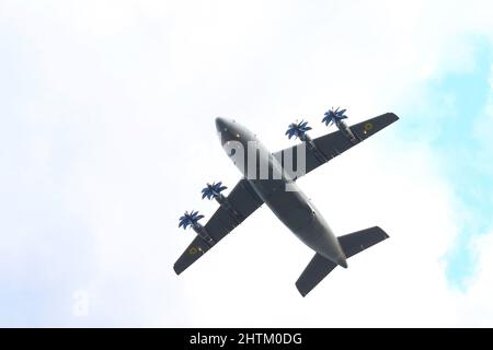 Kiew, Ukraine - 24. August 2021: Antonov an-70 Flugzeug am Himmel über Kiew während der Ukraine Independence Day Parade Stockfoto