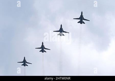 Kiew, Ukraine - 24. August 2021: Die Su-24M Fencer Flugzeuge der ukrainischen Luftwaffe fliegen über Kiew während der Parade zum Unabhängigkeitstag der Ukraine Stockfoto