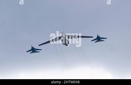 Kiew, Ukraine - 24. August 2021: Die ukrainische Luftwaffe Iljuschin Il-76 Candid (in der Mitte) und zwei Su-27-Flanker-Flugzeuge am Himmel über Kiew während der Parade zum Unabhängigkeitstag der Ukraine Stockfoto