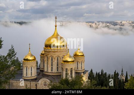 Jerusalem, Israel - 11.. Februar 2022: Das Moskauer russisch-orthodoxe Kloster in ein Karem in Jerusalem, Israel, fast von einem l bedeckt Stockfoto
