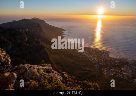 Der Sonnenuntergang über dem Tafelberg von Kapstadt und den Twelve Apostles sind das ganze Jahr über beliebte Wanderziele für Einheimische und Touristen Stockfoto