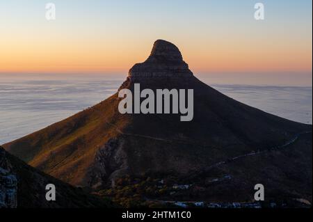 Die Landschaft des Lion's Head Mountain Peak in Kapstadt von der Touristenwanderung am Tafelberg bei Sonnenuntergang aus gesehen Stockfoto