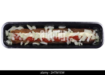 Holländischer Frikandel speciaal in einem schwarzen Plastikbehälter isoliert auf weißem Hintergrund Stockfoto