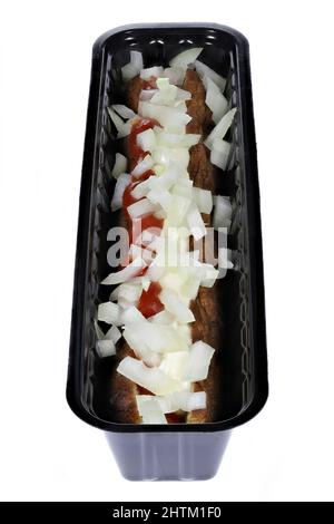 Holländischer Frikandel speciaal in einem schwarzen Plastikbehälter isoliert auf weißem Hintergrund Stockfoto