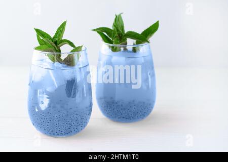 Zwei Gläser Blue Lagoon Cocktail mit blauem curacao Likör. Sommerdrink-Konzept Stockfoto