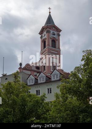 PASSAU, DEUTSCHLAND - 12. JULI 2019: Außenansicht der Pfarrkirche St. Paul in der Altstadt von der Donau aus gesehen Stockfoto